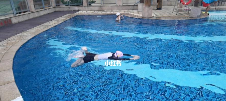 游泳换气时一边腿沉一边不沉是什么原因？如何解决？