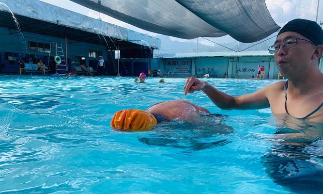 游泳抬头换气技巧有哪些？如何正确学习游泳换气？