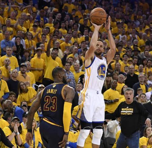 揭秘NBA球星的左手抛球右手进攻技巧（突破技能全面分析）