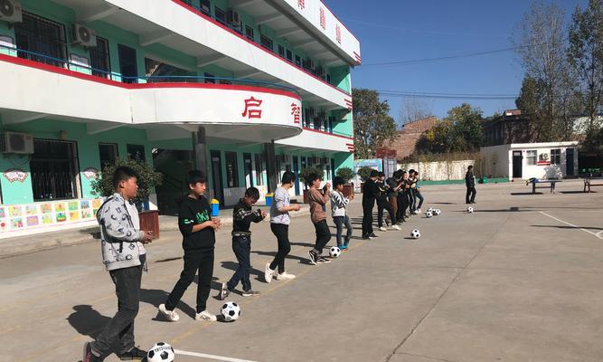 掌握足球传球技巧，提升比赛水平（学习足球传球技术的基本要点）
