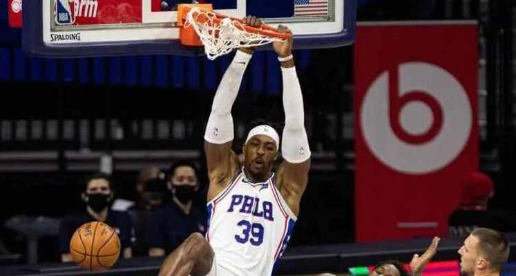 NBA球员左右手运球技巧剖析（从技巧拆解到实战运用）