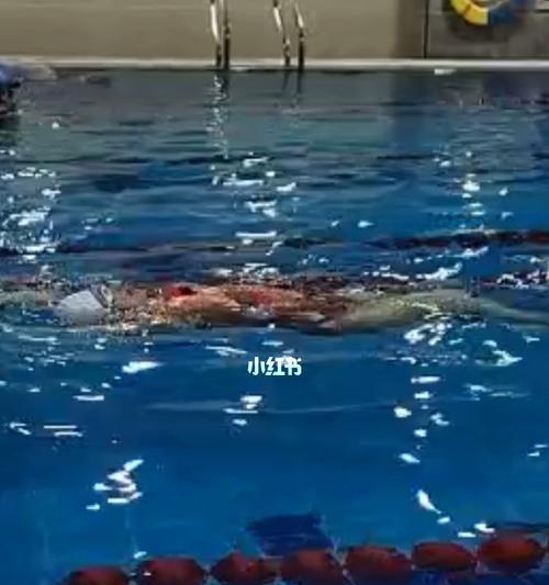 仰泳手臂上抬的动作要领是什么？如何正确执行以提高泳姿效率？