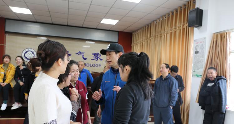 如何采访足球比赛观众？掌握哪些回答技巧能提高采访质量？