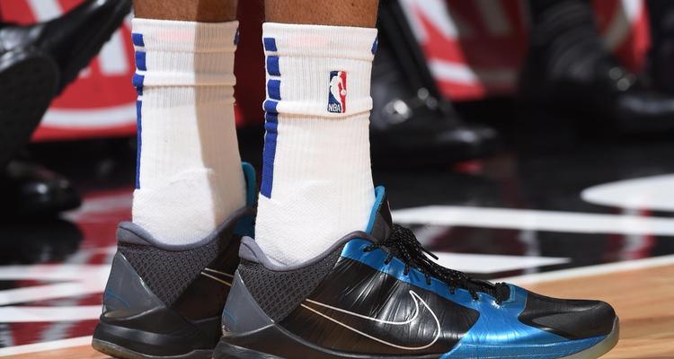 科比式中投技巧的传承与发展（科比的中投秘籍与NBA中投王的崛起）
