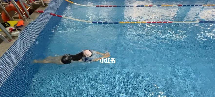 掌握自由泳转身的关键技巧（以泳池自由泳转身动作要领为例）