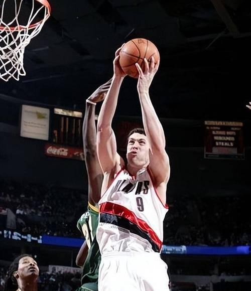 NBA球员的独门绝技（探秘篮球场上那些让人眼前一亮的技巧）