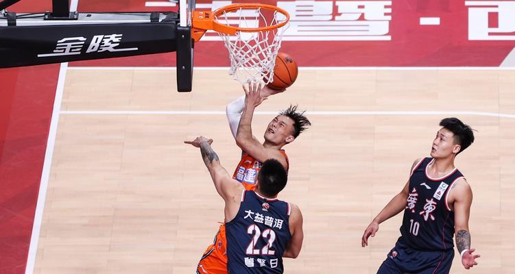 NBA篮球带球过人技巧（提升篮球运动技能）