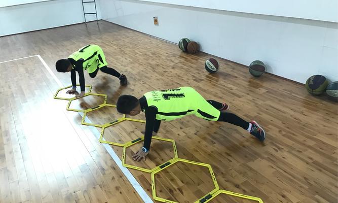 东莞青少年篮球训练技巧，掌握这些就能成为篮球高手（从基础动作到战术应用）
