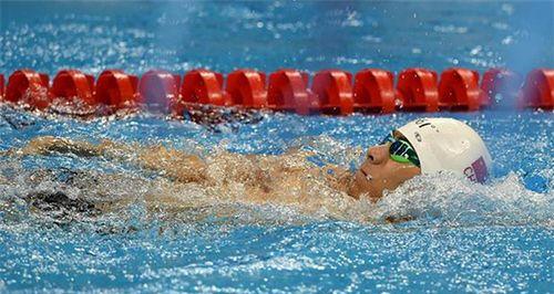 仰泳打腿技巧（从腿部力量到技术细节）