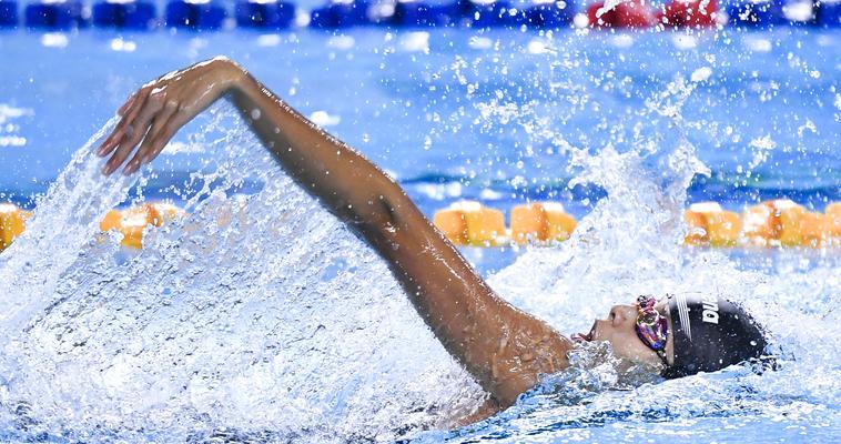 如何掌握仰泳打腿技巧（掌握正确打腿方法）