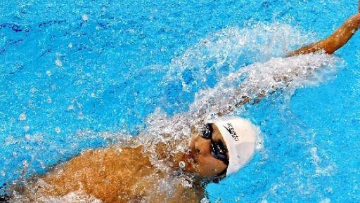 仰泳打腿技巧慢动作指南（通过练习慢动作）