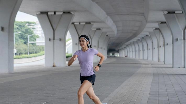 如何跑步不伤膝盖（全面了解跑步姿势及注意事项）