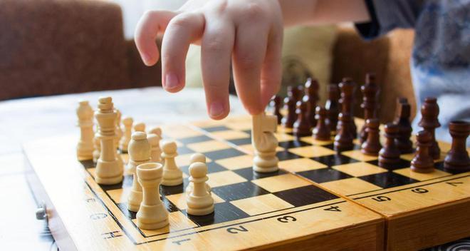 如何快速掌握玩国际象棋的方法和技巧？