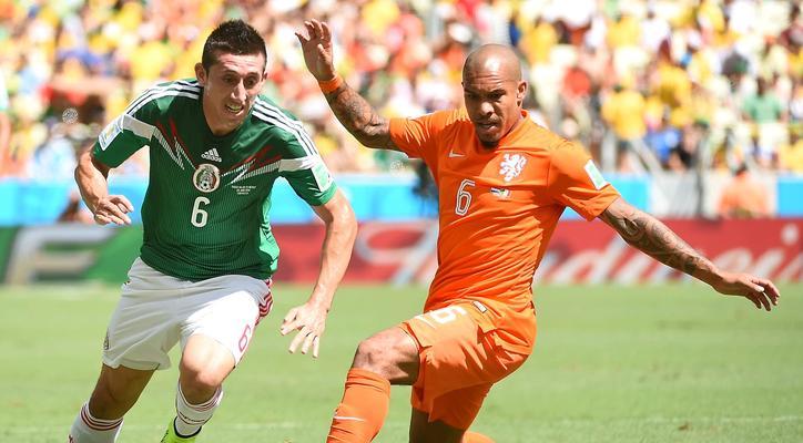 掌握后腰必备足球过人实用技巧（从D字型转身到拉球穿裆）