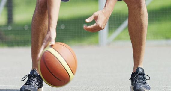 打篮球技巧教学指南（让你成为篮球场上的明星选手）