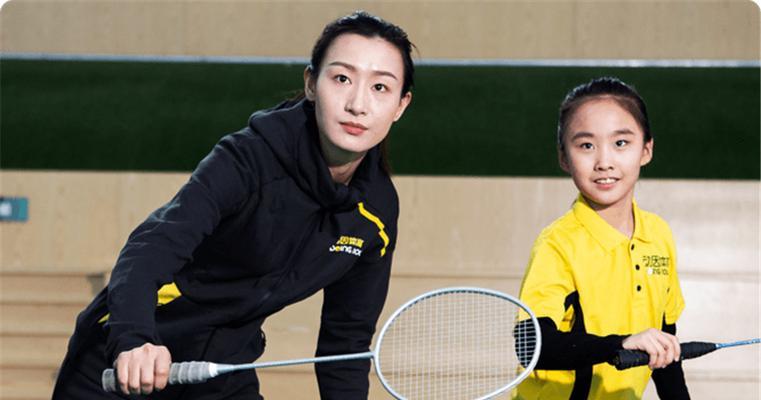 女孩如何提高羽毛球技巧（从基础训练到比赛技巧）