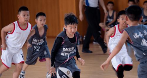 打好篮球的必备技巧（从基本功到高级技巧）