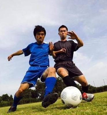 三招让你轻松掌握足球过人技巧（足球技巧教学）