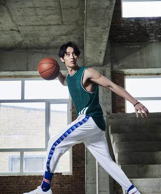 篮球技巧让人佩服的体育老师（运动天赋与坚持不懈的训练）