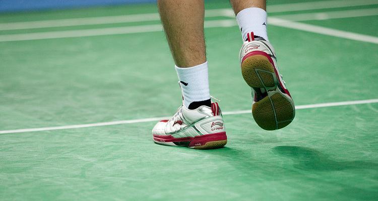 五十岁男人打羽毛球的技巧（如何提高五十岁男人的羽毛球水平）