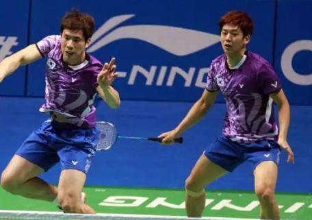 羽毛球双打中场技巧有哪些？如何有效掌握中场控球？