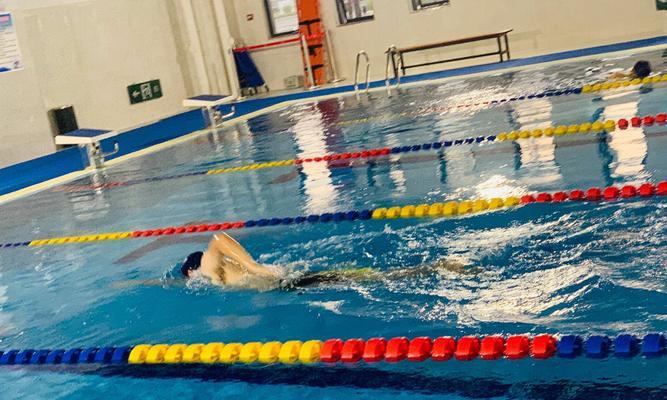 蛙泳浮板换气蹬腿的技巧与训练（提高蛙泳技术的有效方法）