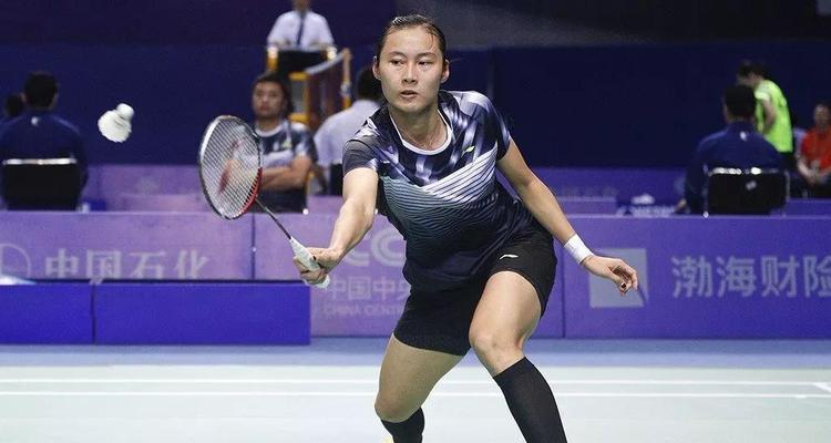 如何正确掌握羽毛球从地上挑起来的技巧？常见错误有哪些？