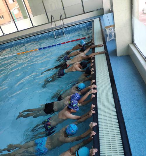 蛙泳换气时腰疼如何缓解？正确姿势是什么？