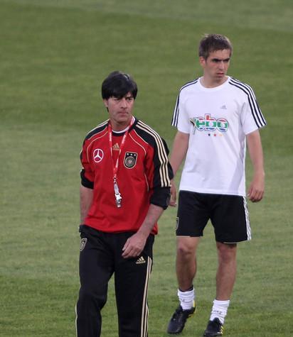 右后卫足球防守技巧有哪些？如何提升右后卫的防守能力？