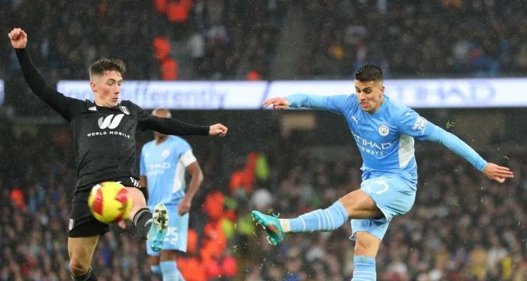 足球左边后卫防御技巧有哪些？如何有效提升防守效率？