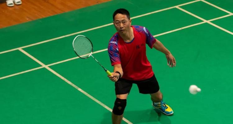 学会羽毛球双打的技巧（提高技能水平）