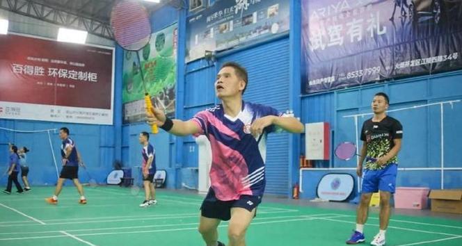 如何掌握羽毛球低视角业余双打技巧？常见问题有哪些？