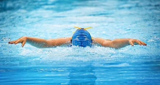 宝宝学游泳的技巧和方法（教你让宝宝成为游泳达人）