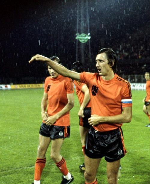 足球前腰与中锋如何配合？掌握哪些技巧可以提高进攻效率？