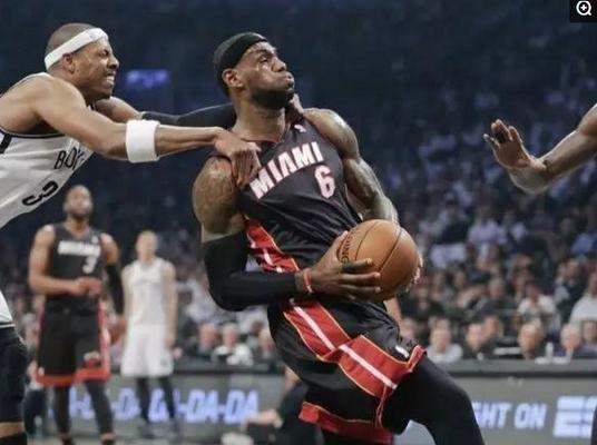 NBA明星詹姆斯的精彩上篮运球技巧剖析（揭秘NBA巨星詹姆斯的上篮秘笈）