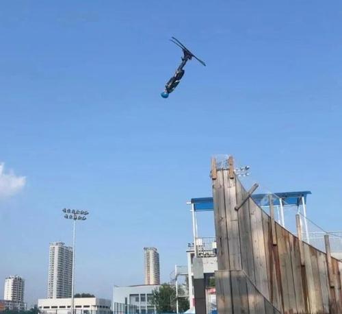 自由式滑雪空中技巧水池赛（挑战极限的极限运动）