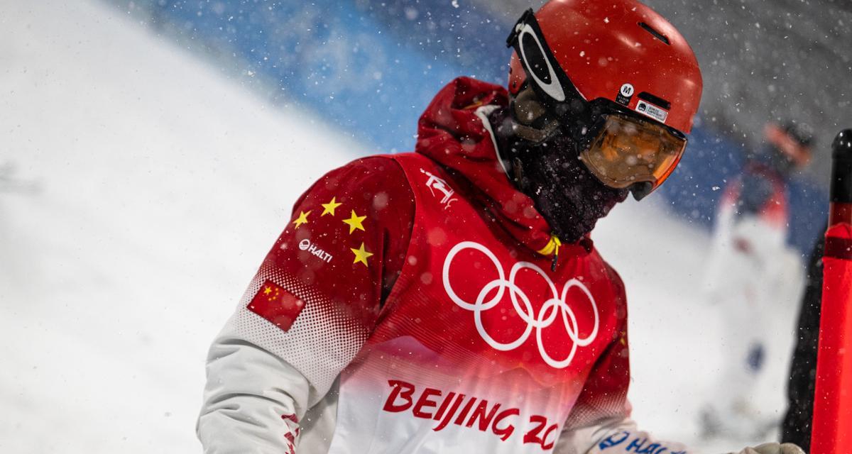 中国自由式滑雪空中技巧混合比赛的决战（跃入天空）