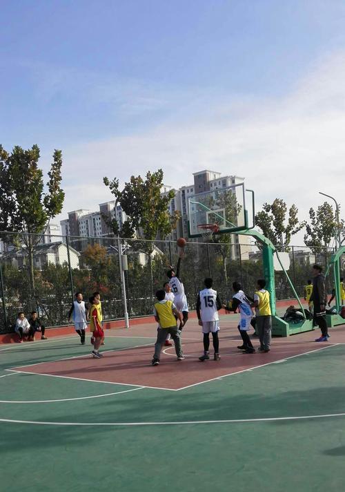 新手篮球抢球小技巧（让你的进攻更加顺畅的篮球技巧）