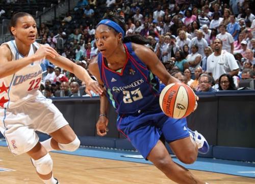 篮球技巧与招式的全面解析（掌握篮球技术的关键招数）