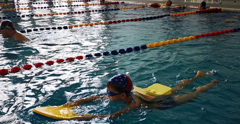 初学者蛙泳刚学会如何克服紧张换气？