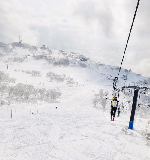 双板滑雪如何战胜陡坡？掌握哪些技巧能更安全地滑下陡坡？