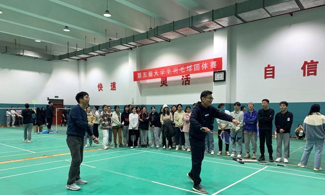羽毛球比赛技巧分析（掌握关键技巧）