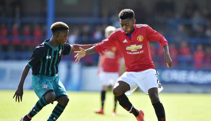 炫酷无比的足球花式技巧（颠覆你对足球的认知）