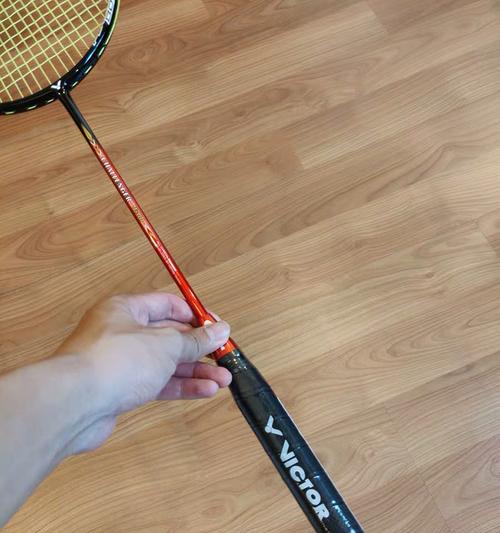 如何利用纸牌制作羽毛球拍剪线（简单易学的技巧教程）