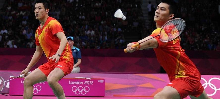 如何提高羽毛球反手前场过渡球发球技巧（羽毛球训练技巧）